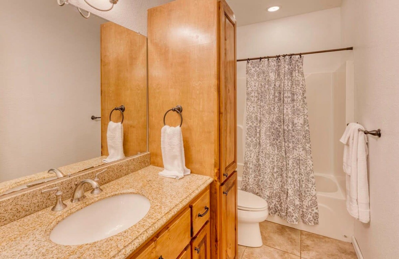 Building Photo - 742 E 2nd St