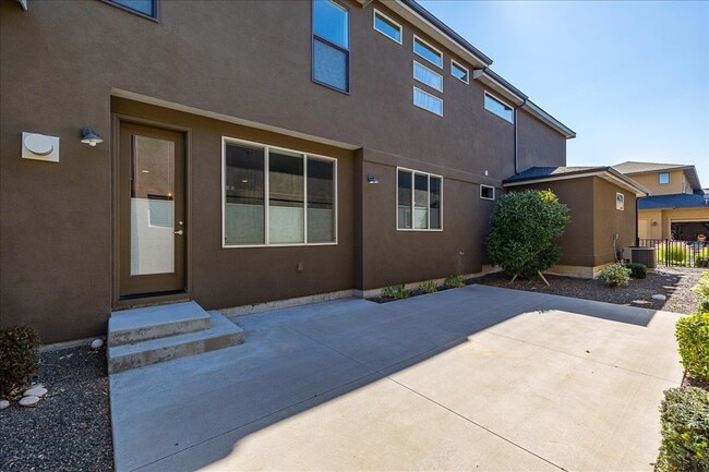 Building Photo - 2758 S Honeycomb Way