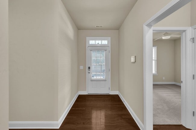 Building Photo - 4 Bedroom Home with 2 Car Garage & Fenced ...