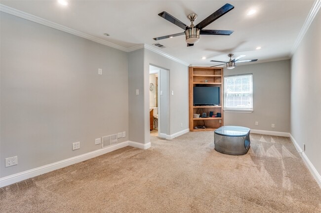 Building Photo - 9625 Larga Dr