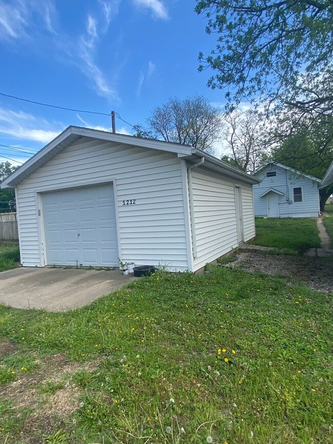 Building Photo - 2 bed House for Rent in Beatrice, Available Now!