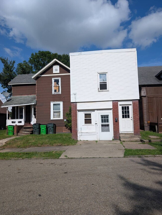Building Photo - 844 S Linden Ave