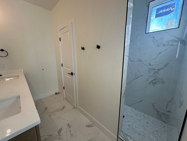 Building Photo - Brand New Townhome