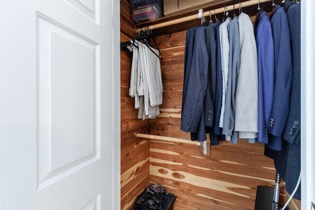 Building Photo - 390 Alpine Dr