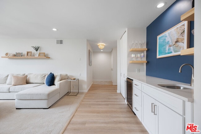Building Photo - 809 S Bundy Dr