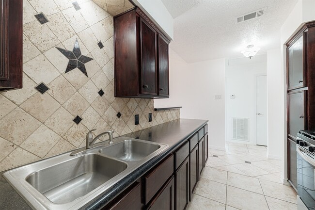 Building Photo - 1615 Junker St