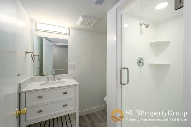 Building Photo - Stunning Remodeled Home in Desirable Cottonwood Heights!