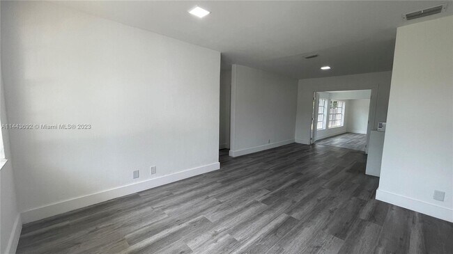 Building Photo - 1420 S 24th Terrace