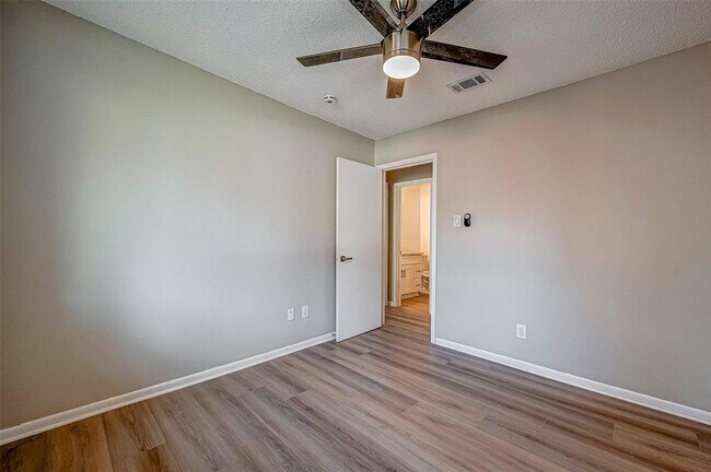 Building Photo - 3422 Deer Valley Dr