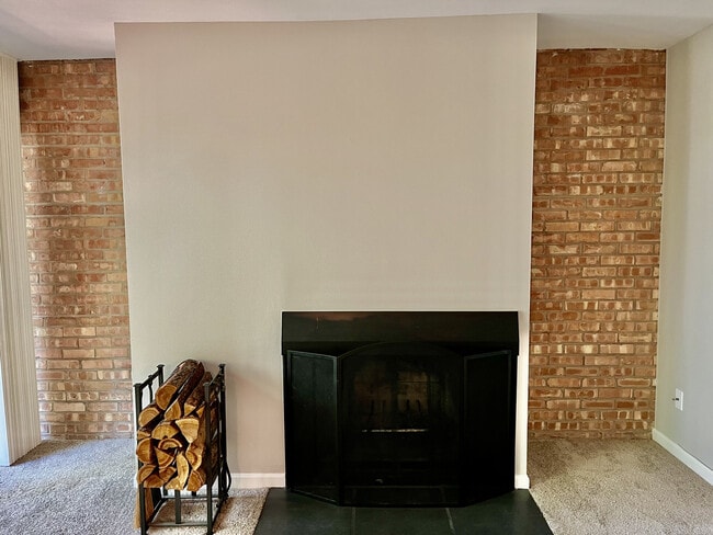 Building Photo - 5817 Oakwood Dr