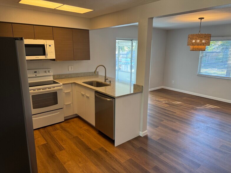 Building Photo - 438 80th Ave N