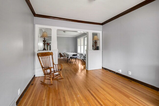Building Photo - 11527 S La Salle St