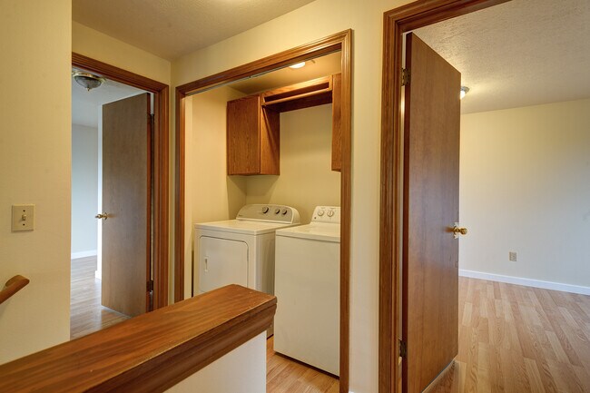 Building Photo - 8bed, 4 BA House, Close to University Village!!