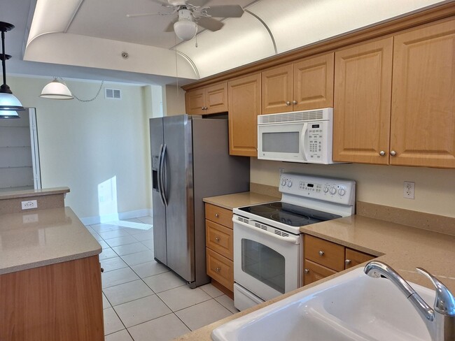 Building Photo - 3BR 3BA plus Garage- Bouchelle Island Condo!