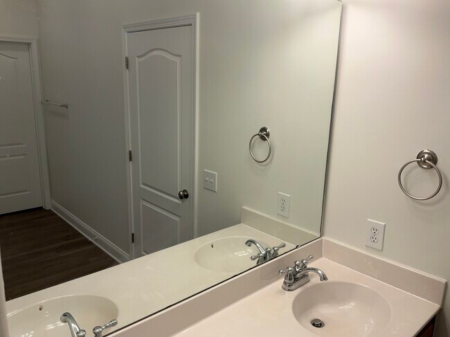Building Photo - 2477 Glyncastle Way