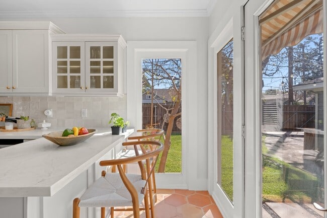 Building Photo - 1002 W Cottage St