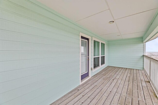 Building Photo - 709 N Bayshore Dr