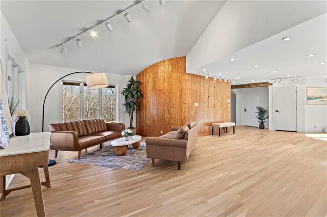Building Photo - 120 Laurel Dr NE
