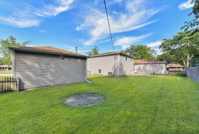 Building Photo - 5S480 Campbell Dr