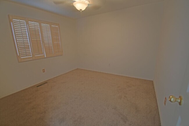 Building Photo - NE Heights Townhome Available For Move In