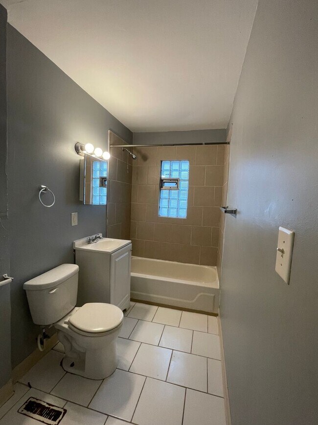 Building Photo - Cozy 2 Bedroom/ 1 Bathroom Home in Gary, IN