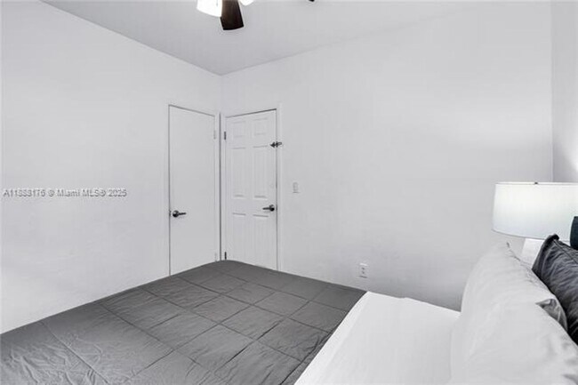 Building Photo - 977 SW 10th St