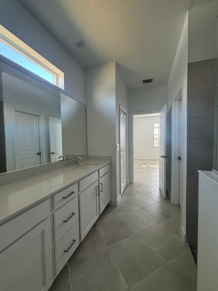 Building Photo - 7869 Lakes Edge Ln