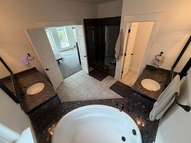 Building Photo - 3 Bedroom | 2.5 Bathroom | Crocker Village House