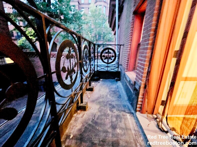 Building Photo - 195 Commonwealth Ave