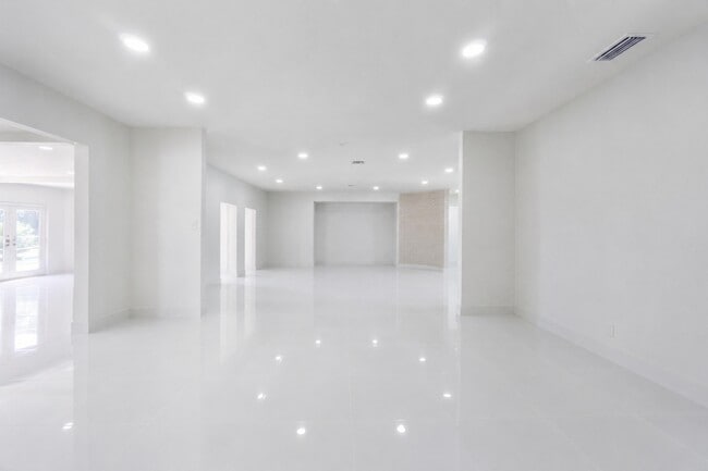 Building Photo - 7600 NW 82nd Terrace