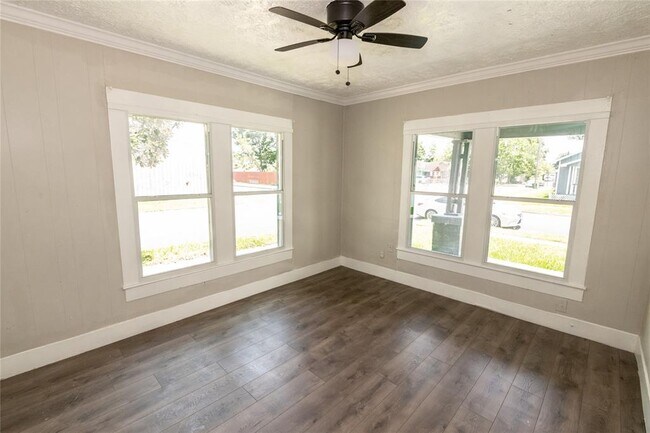 Building Photo - 200 W James Ave