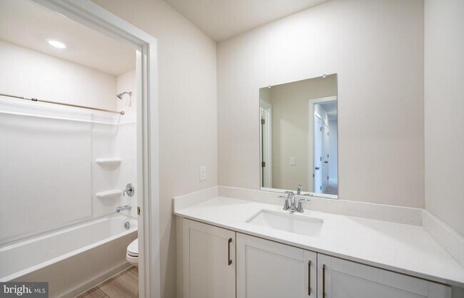 Building Photo - 715 Platinum Dr