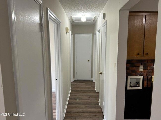 Building Photo - 8105 Elmbrook Dr