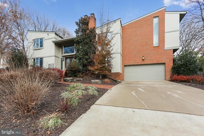 Building Photo - 9801 Clydesdale St