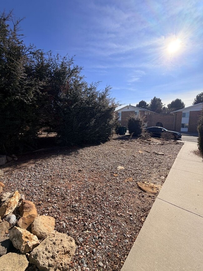 Building Photo - 402 E 18th St