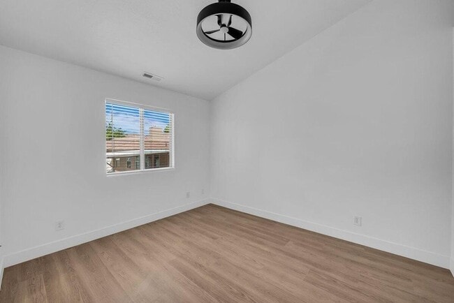 Building Photo - Remodeled La Venita Condo!