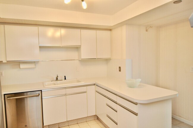 Building Photo - 2660 S Ocean Blvd