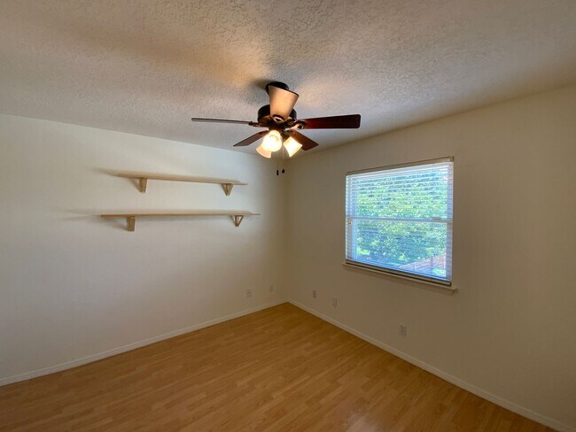 Building Photo - 3 Bedroom Home Available Near Golf Course ...