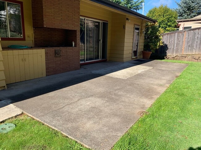 Building Photo - SW PDX Spacious Mid-Century Home Located i...