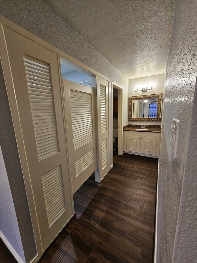 Building Photo - 5853 Village Forest Ct