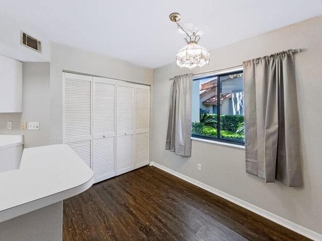 Building Photo - ** COACH HOMES @ BERKSHIRE LAKES ** 2 BED / 2 BATH - 1ST FLOOR CONDO - GARAGE - ANNUAL RENTAL