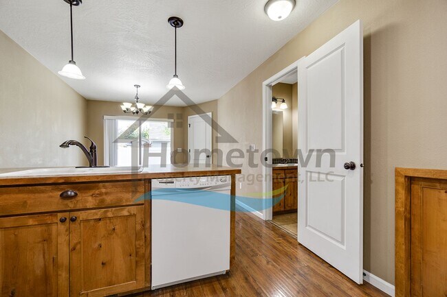 Building Photo - 3 Bedroom 3 Bathroom Home with Attached 2 Car Garage Available in Coeur d'Alene!