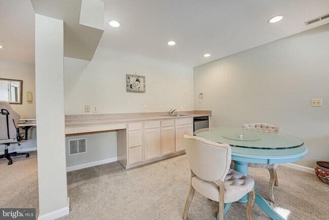 Building Photo - 9420 Lakeside Dr