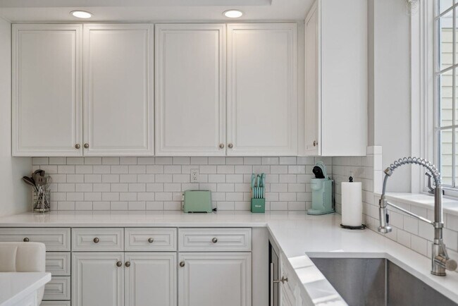 Building Photo - 321 Museum Village Rd