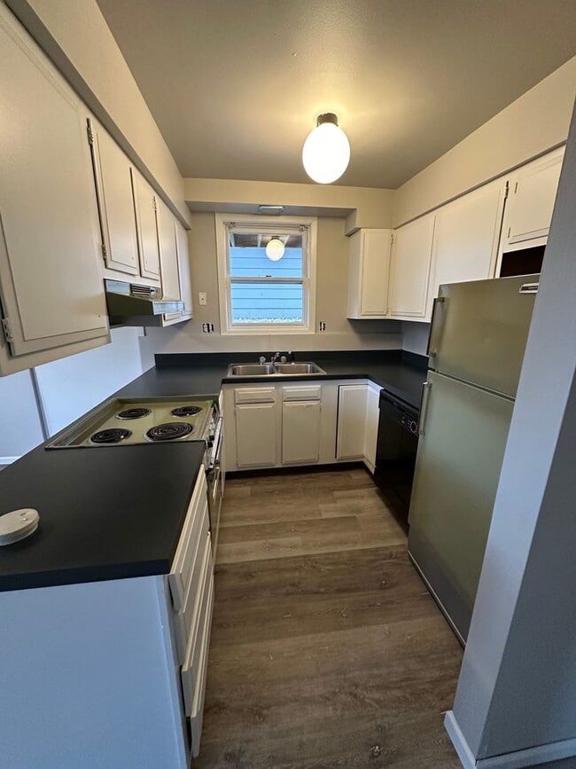 Building Photo - 2 Bedroom Duplex