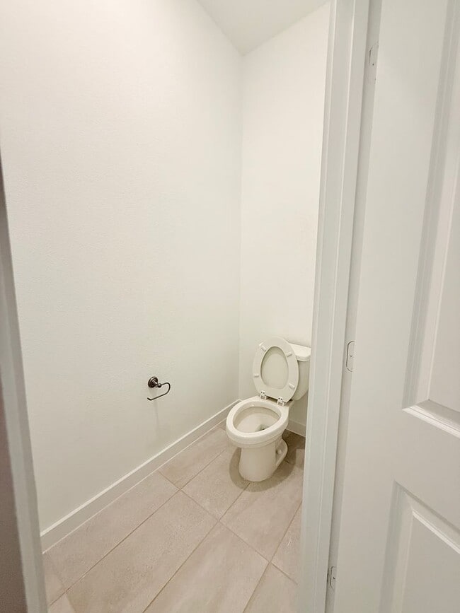 Building Photo - AVAILABLE NOW -Stunning 3-Bedroom Townhome Overlooking Greenbelt in Plano ISD 600 Collier Drive