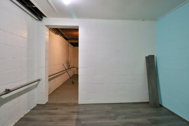 Building Photo - 831 N Raynor Ave