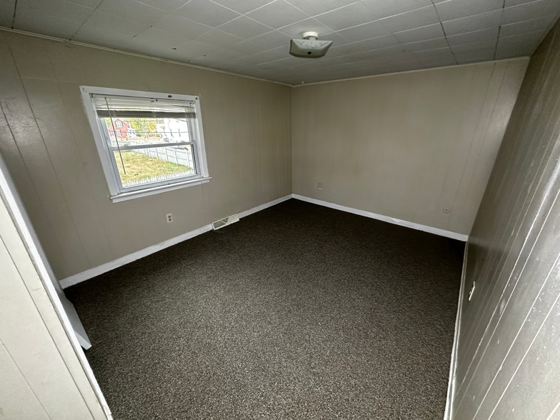 Second bedroom overlooks the grassy area behind the building - 6 Catawba Ave