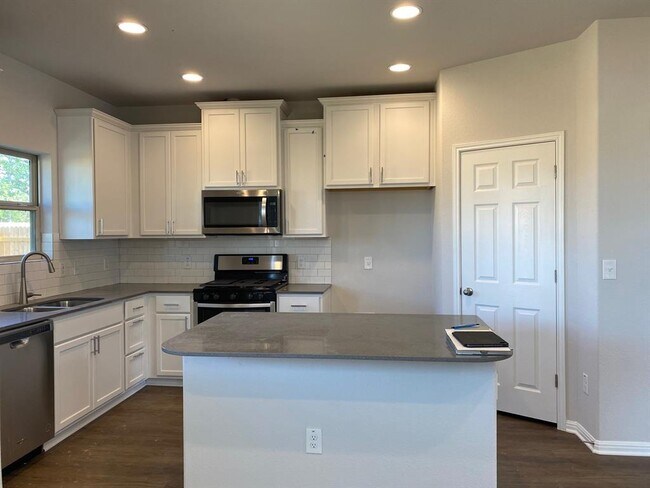 Building Photo - 213 Rend Dr