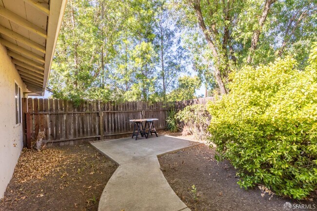 Building Photo - 2061 Ahneita Dr